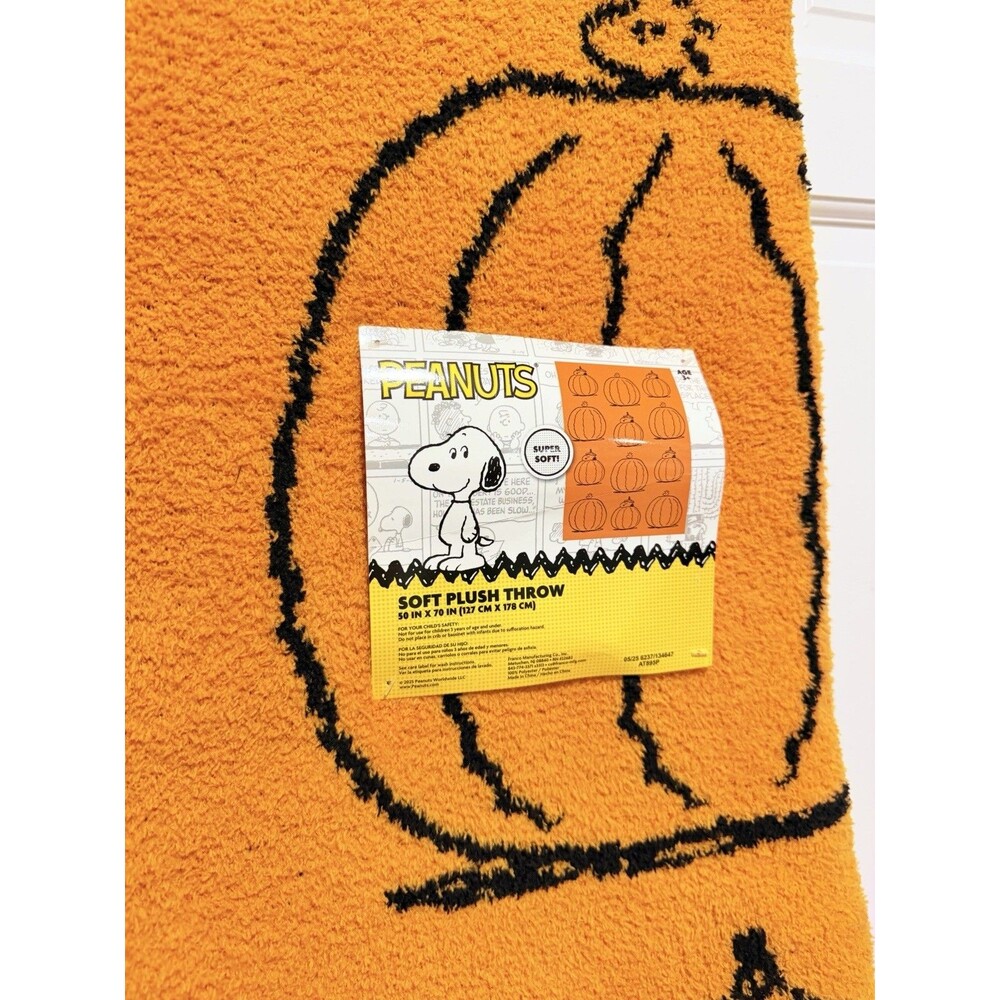 Peanuts Snoopy Halloween Pumpkin Soft Plush Throw Blanket 50x70 NWT - Picture 2 of 10